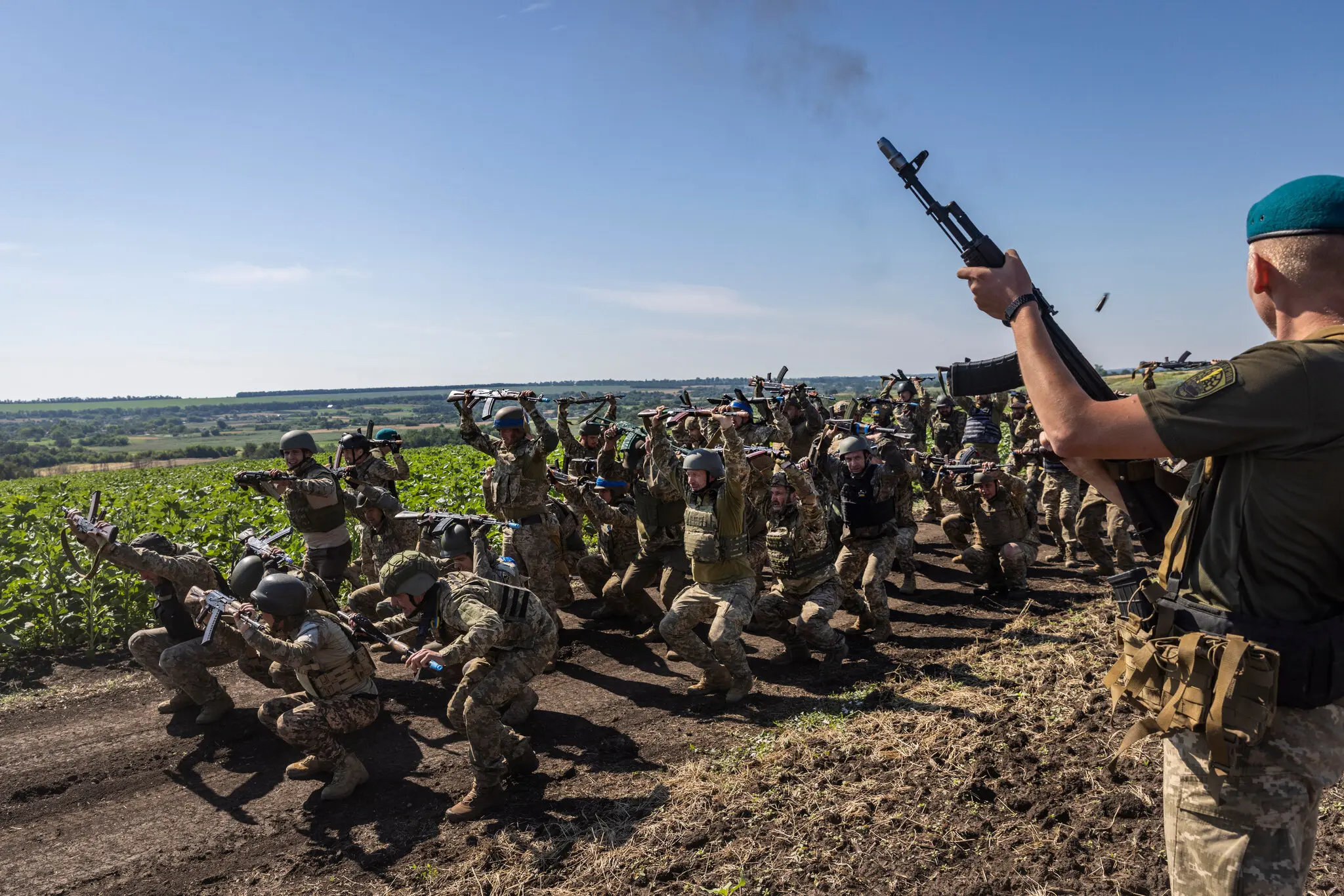 Інструктор стріляє холостими патронами, змушуючи морських піхотинців присісти